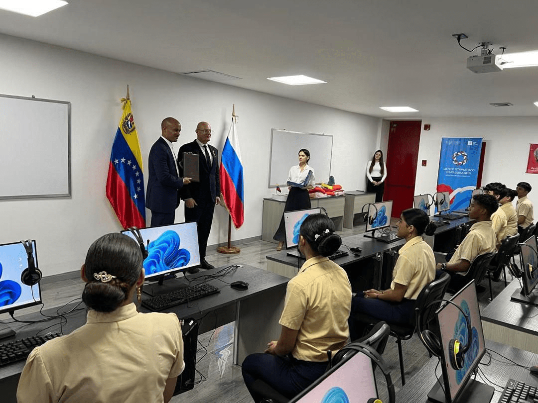 Visita del viceprimer ministro Dmitry Chernyshenko al Centro de Formación en Lengua Rusa durante una visita de trabajo a Caracas.